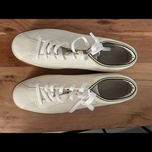 Right lace sneakers